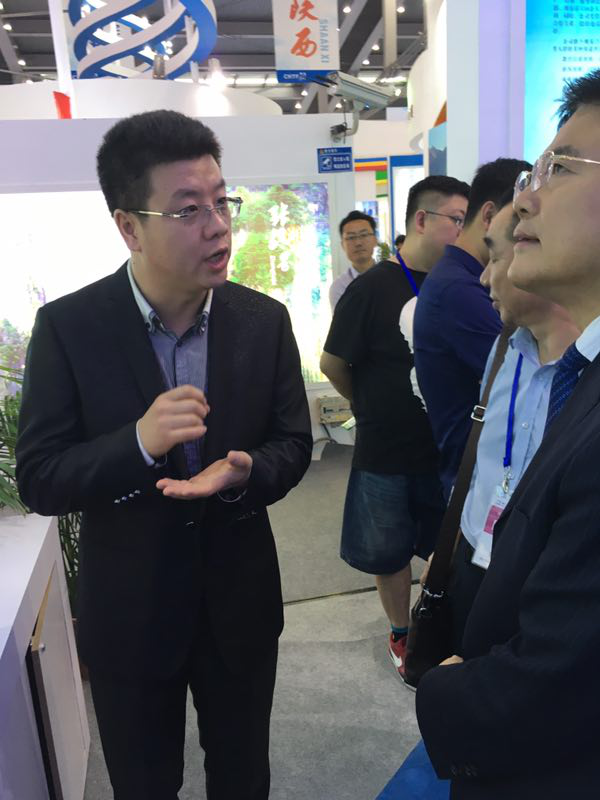 李晋修副省长(右一)在听取讲解.png 李晋修副省长(右一)在听取讲解.png